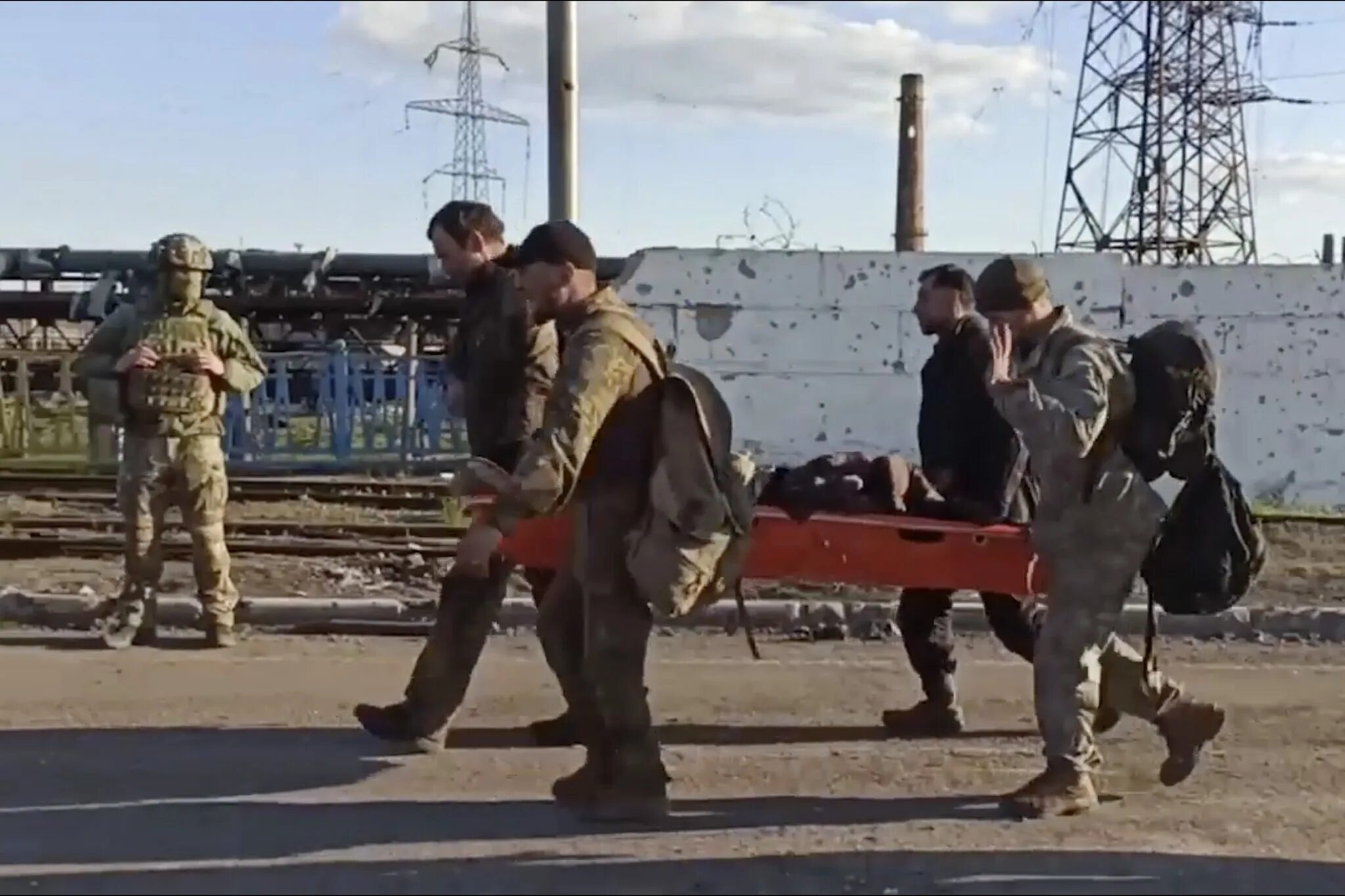 Азовцы казнили пленного. Азовсталь мариуполь сдача в плен. Азовцы казнили пленного. Украинские боевики. Азовсталь украинские солдаты.