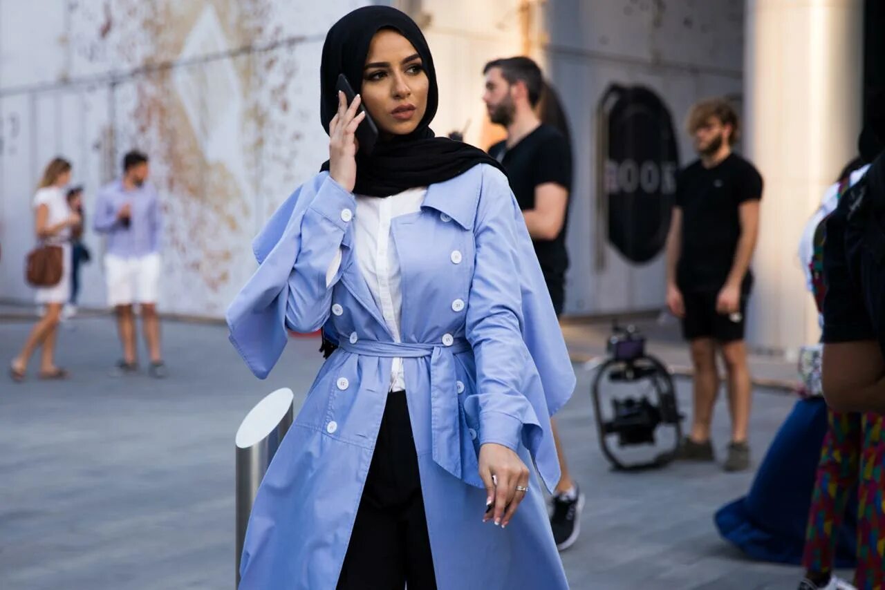 В какой одежде дубай. Арабские эмираты одежда для женщин. Жители Дубая. Уличная мода в Эмиратах. Дубайский стиль одежды.