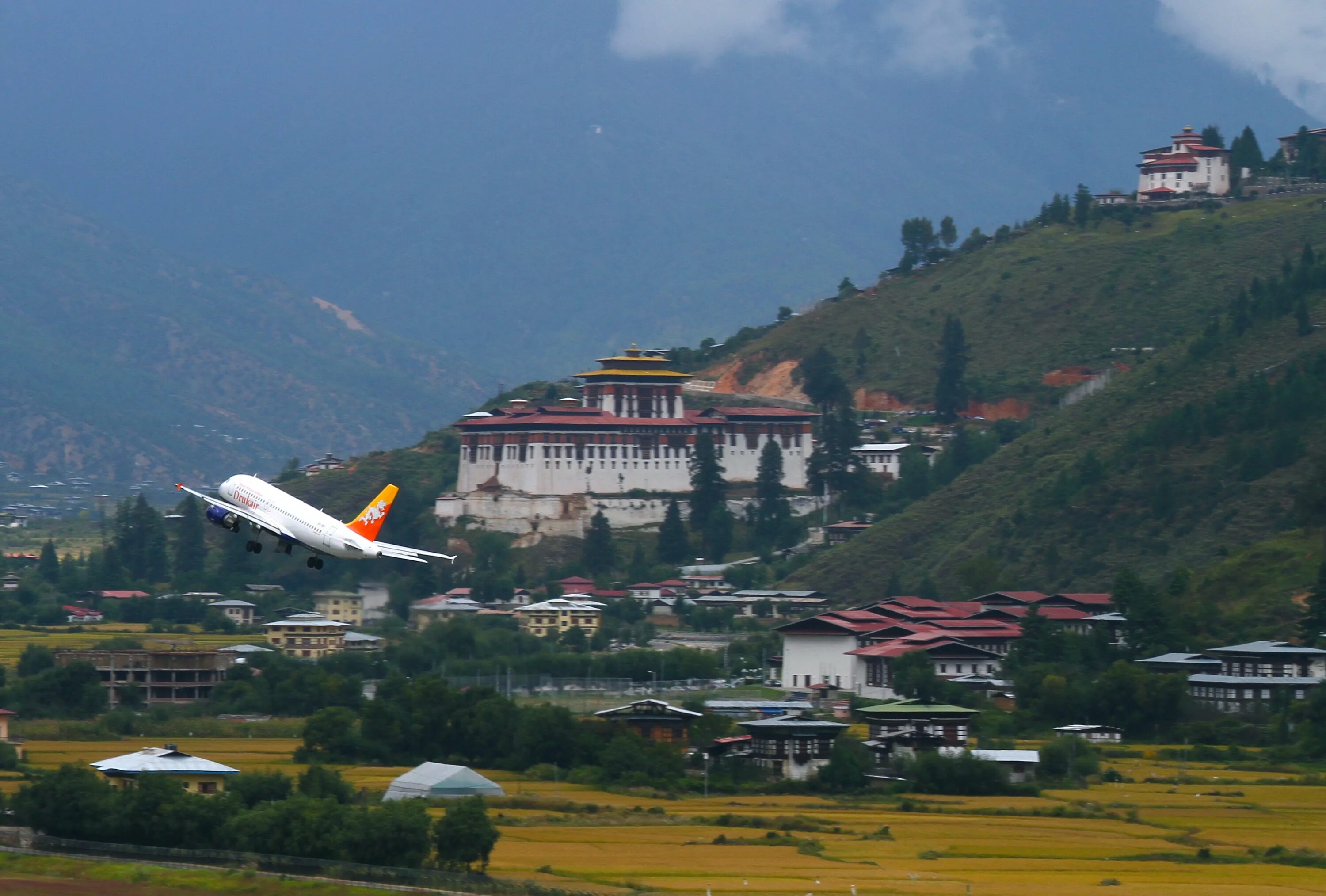 Аэропорт паро. Бутанский аэропорт паро. Королевство бутан аэропорт. Аэропорт паро в королевстве бутан. Аэропорт бутана