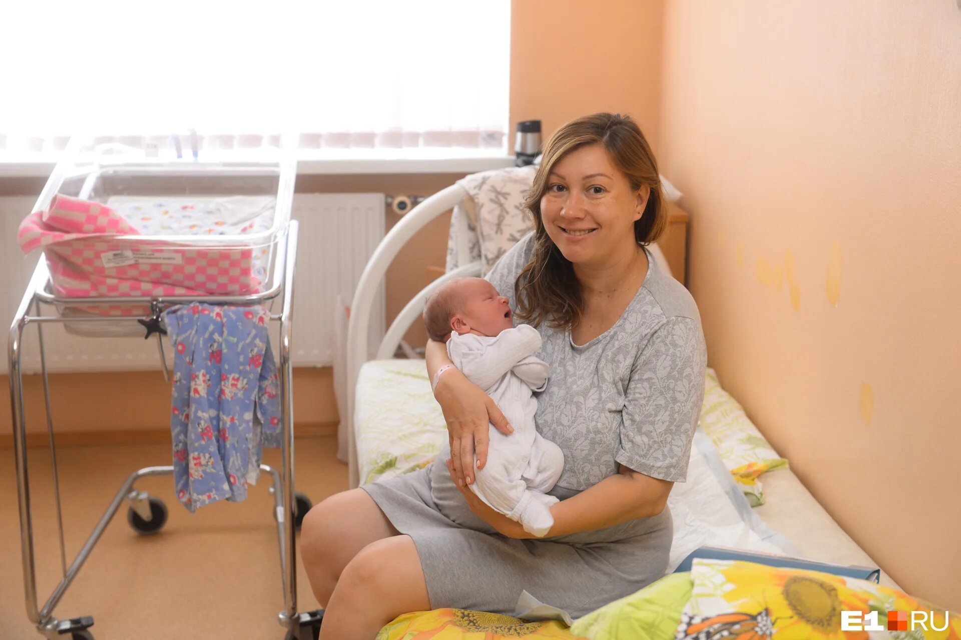 После 14 часовых родов медсестра предложила. Новорожденный ребеночек в роодоие. Грудные дети в роддоме.