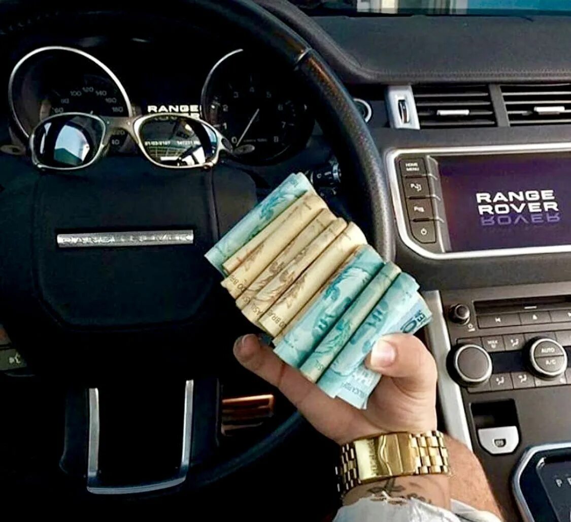 Деньги в машине. Богатая жизнь. Роскошь и богатство. Богатство деньги роскошь.