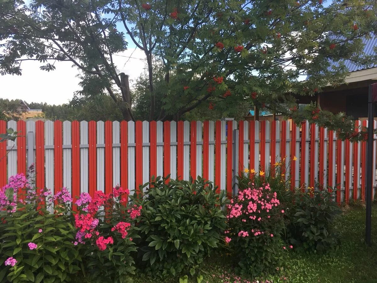 Какой забор можно ставить на участке. Штакетник забор СНТ. Забор между участками. Забор из штакетника между соседними участками. Забор из штакетника между соседями.
