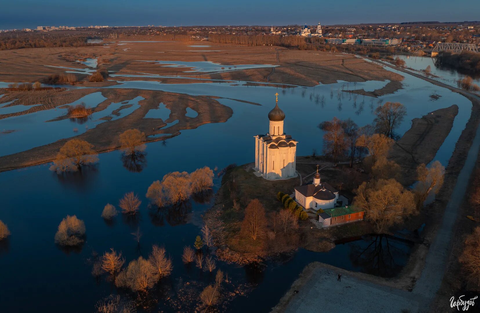 Города окруженные водой. Храм Покрова на Нерли. Храм на Нерли во Владимире. Храм Покрова на Нерли разлив.