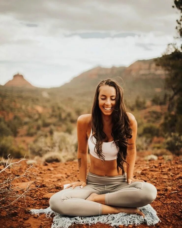 девушка с поднятыми руками к небу. питаться солнечной энергией. как питаться энергией солнца. люди питающиеся солнечной энергией. солнце радость.