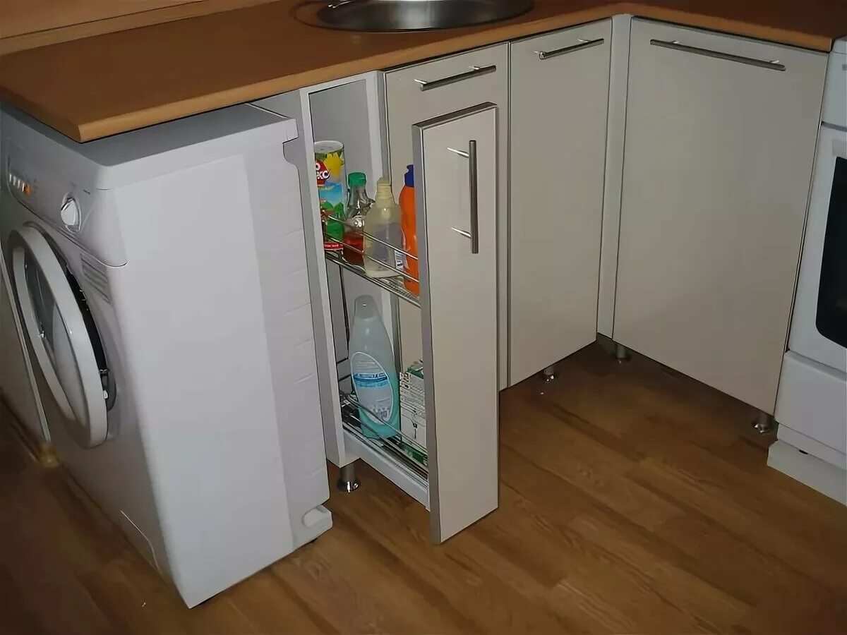 Стиральная машинка в гарнитуре. Кухня с маленьким холодильником. Стиральная машинка на кухне. Стиральная машина на маленькой кухне.