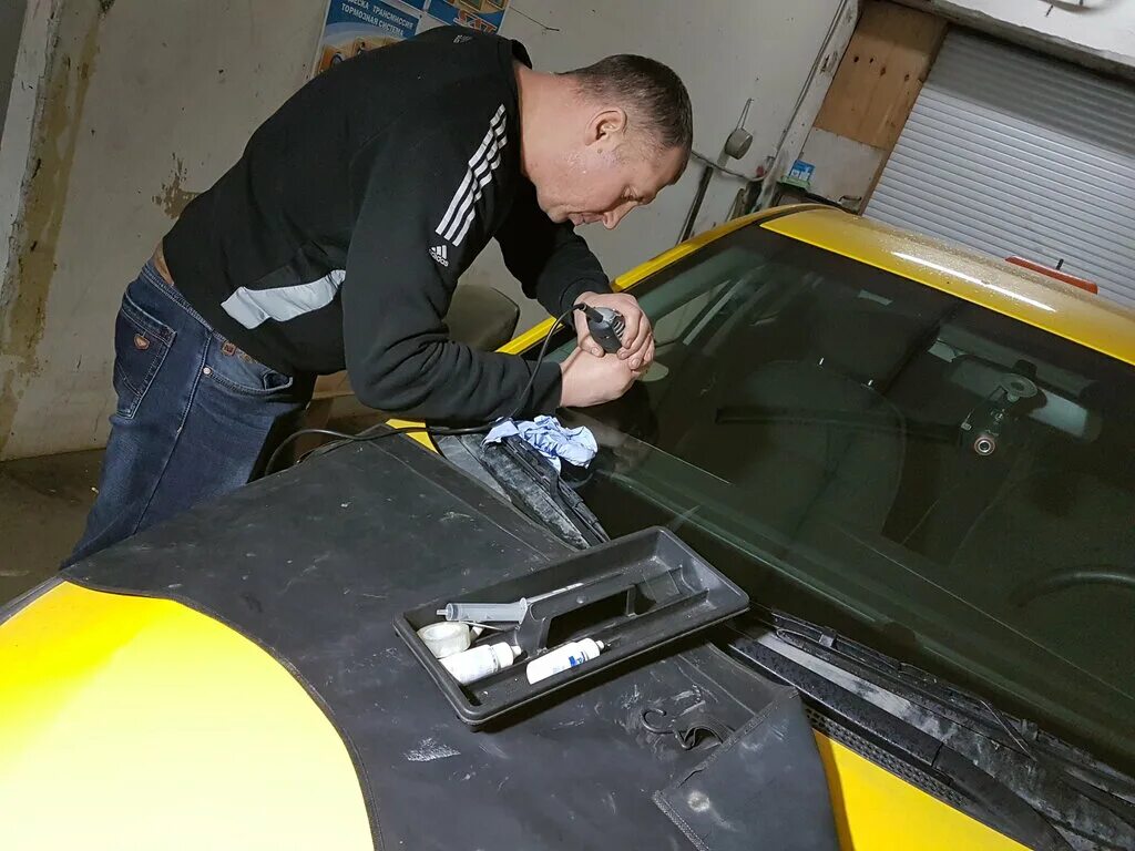 Вклеивание стекла на авто. Замена стекол на автомобиле в москве. Лобовое стекло автомобиля. Автомобильные стекла. Замена стекол на автомобиле в москве.