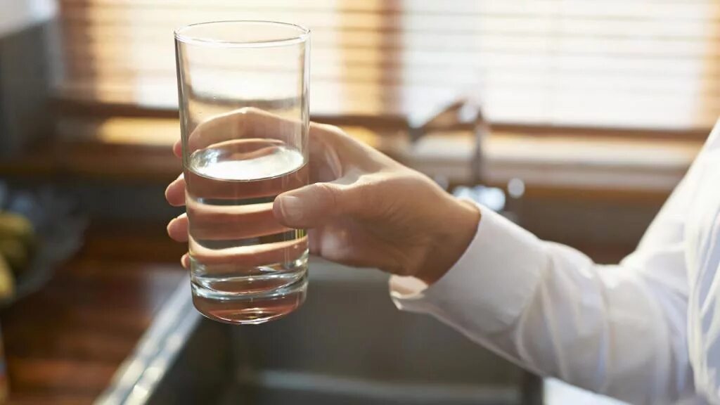 Зачем подают воду перед едой. Зачем подают воду перед едой. Пить перед едой. Питание и питье. Запивать еду водой.