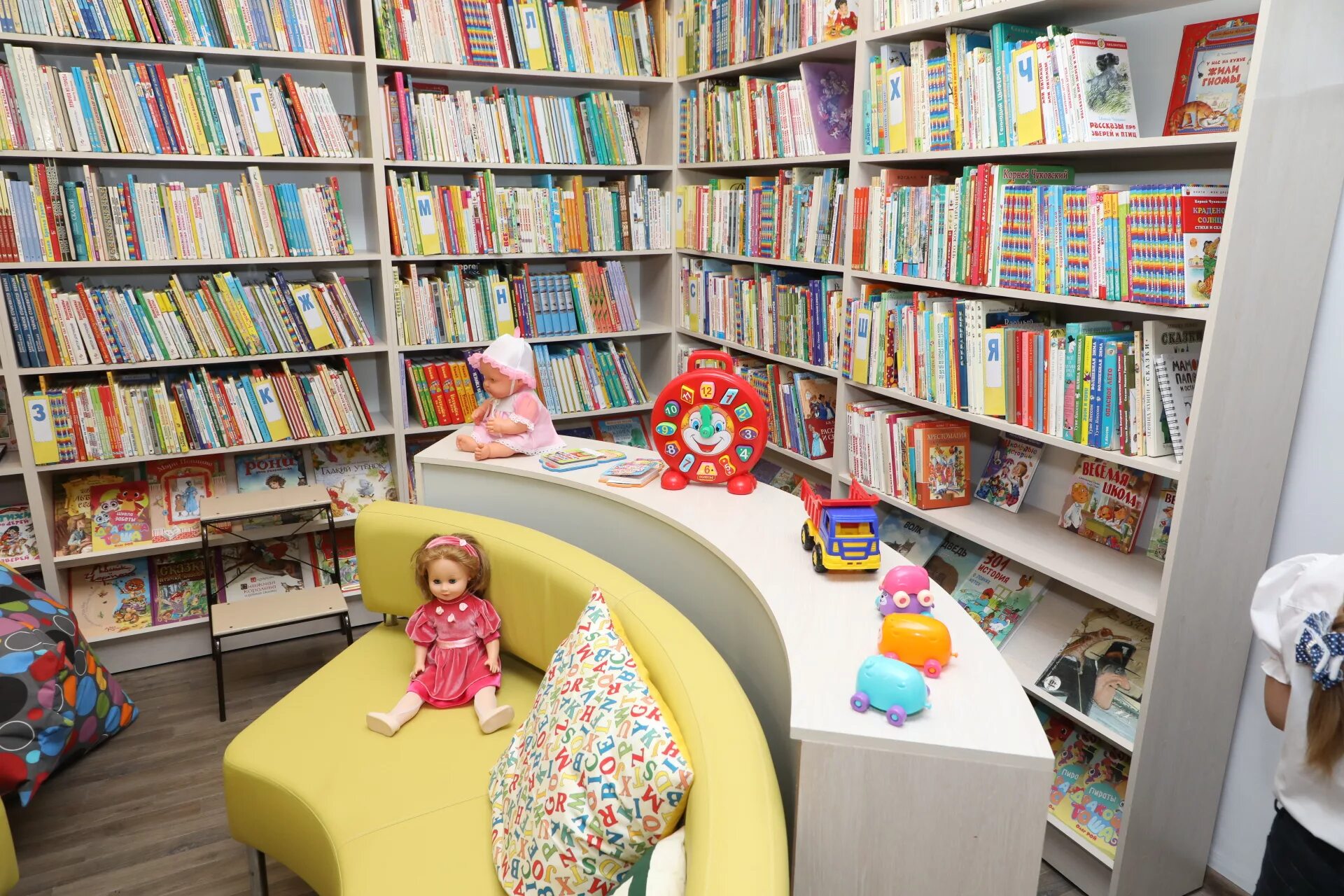 Создание детской библиотеки. Интерьер современной детской библиотеки. Центральная детская библиотека глазов. Создание детской библиотеки. Сокольская модельная детская библиотека.