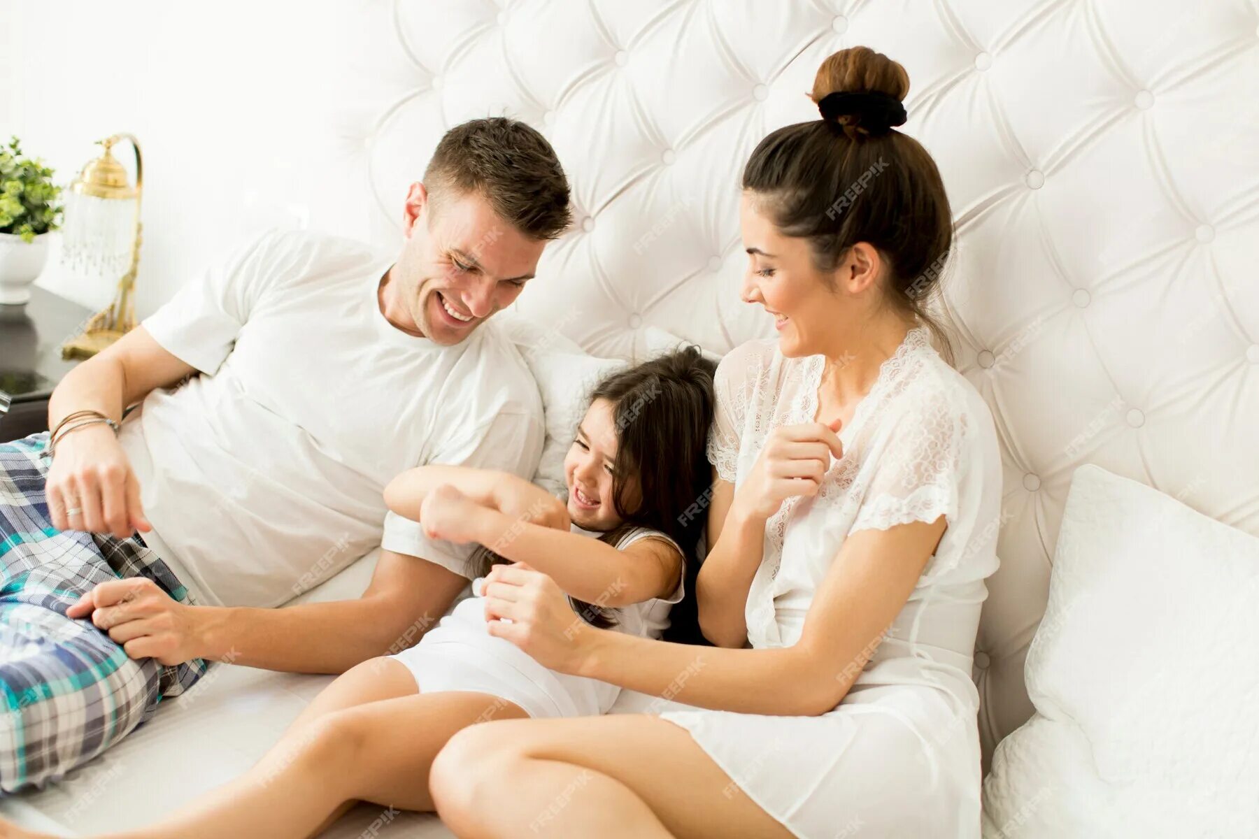 Папа лежит на дочери. Depressed dad. Папа лежал на маме. Папа лежал на маме. Папа лежал на маме.