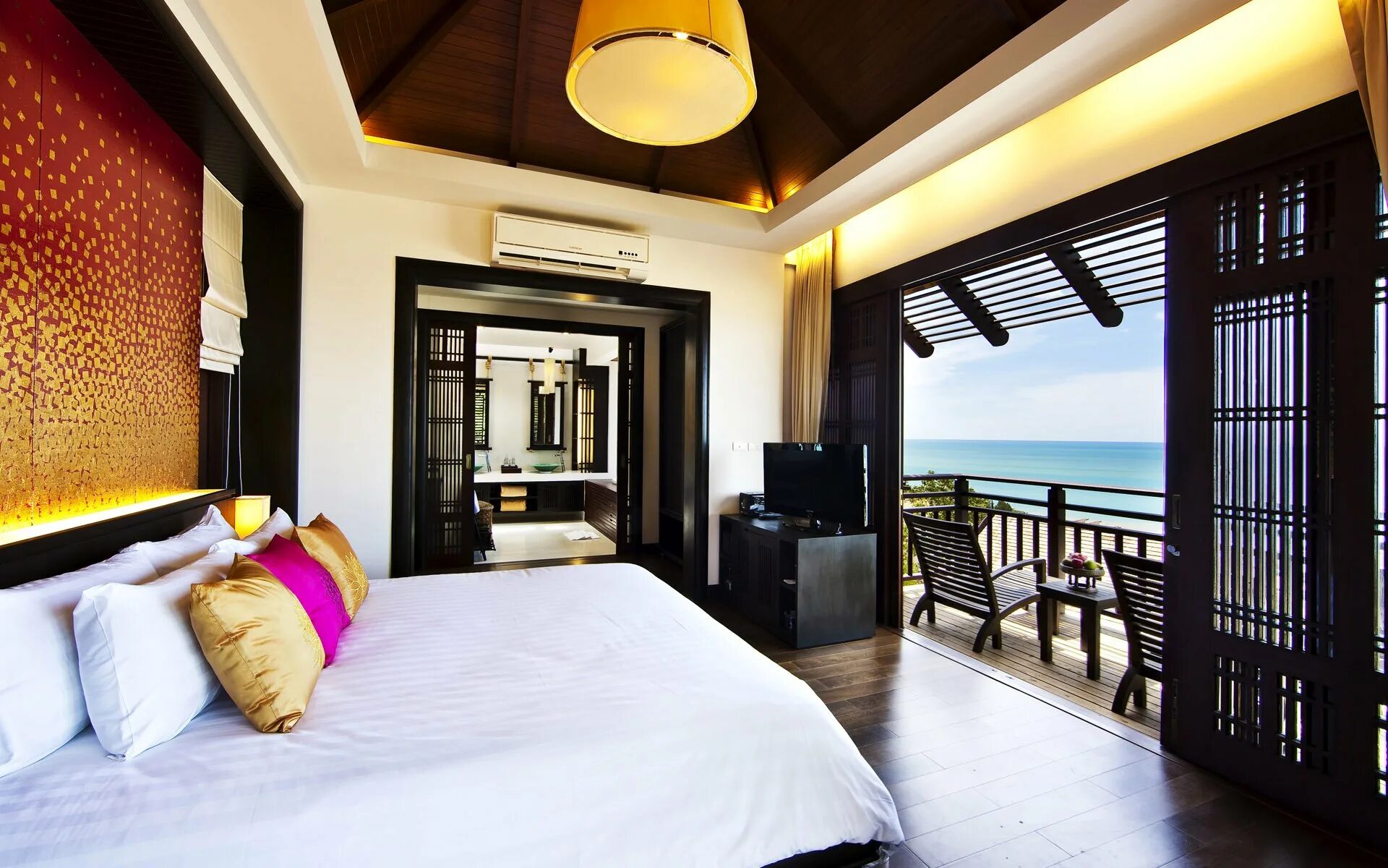 Комната в тайском стиле. Спальня в тайском стиле. Тайский стиль в интерьере квартиры. Кровать в тайском стиле.
