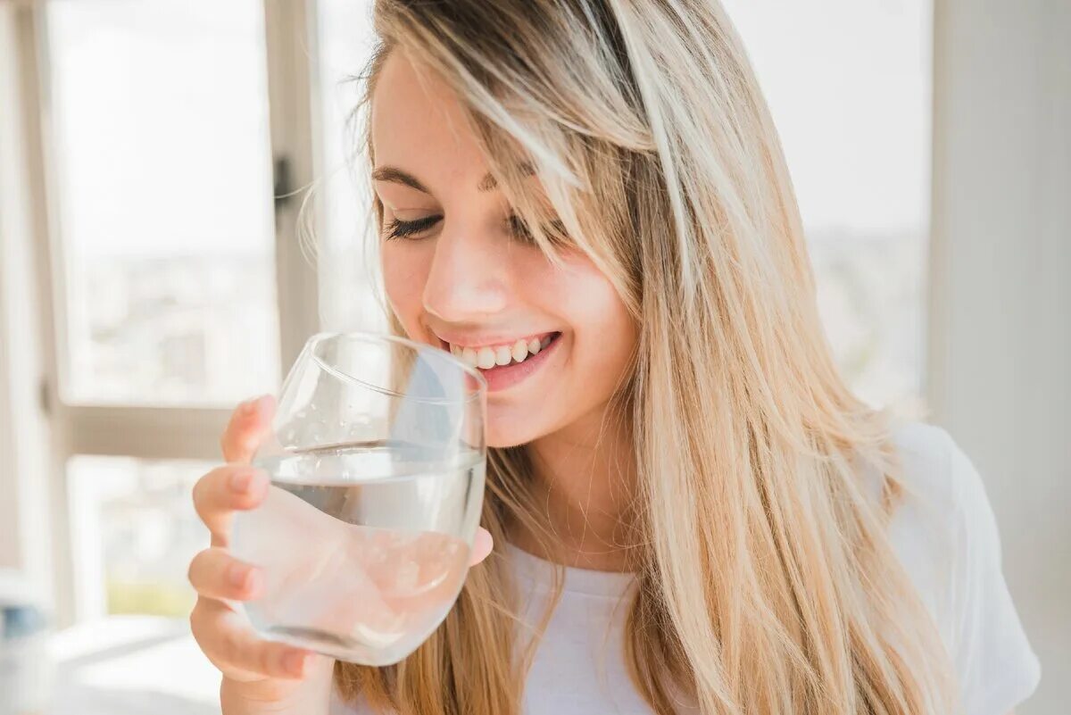 Вместо кофе вода. Девушка пьет воду. Девушка со стаканом воды. Красивая девушка пьет воду. Красивая девушка со стаканом воды.