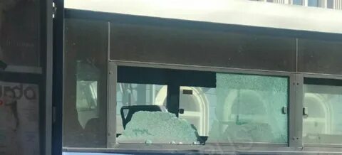 Разбитое окно в автобусе