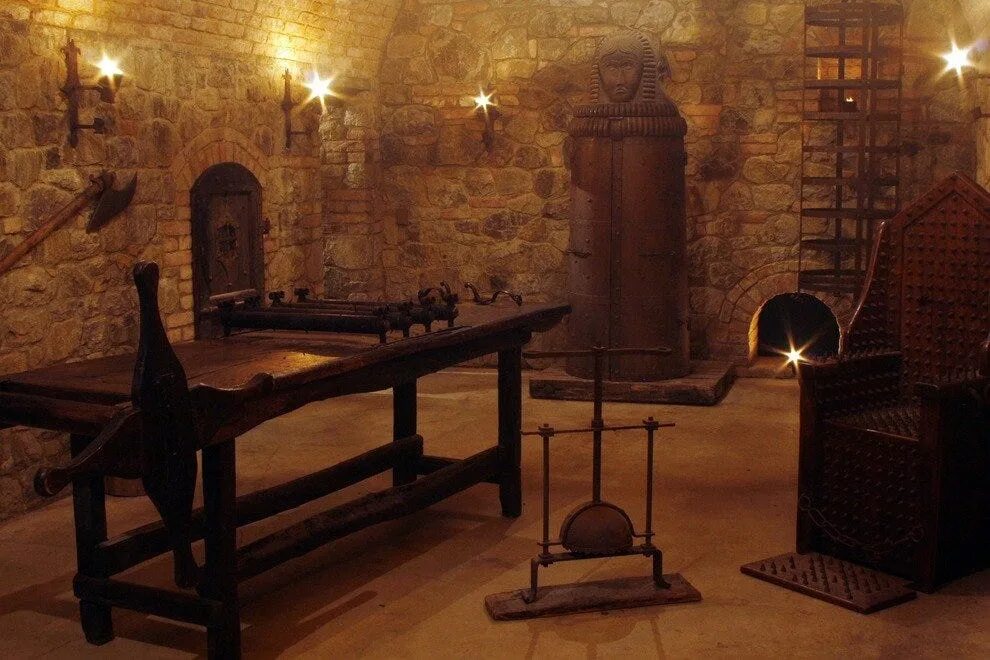 Средневековая камера пыток. Камера пыток это. Камера пыток это. Музей пыток бендерская крепость. Бендерская крепость комната пыток.