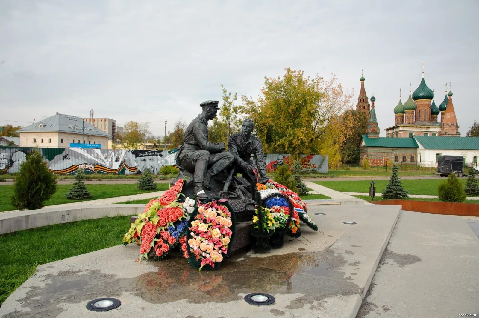 Памятник в ярославле женам. Памятник в ярославле женам. Памятник в ярославле женам. Памятник федору волкову в ярославле. Памятник в ярославле женам.