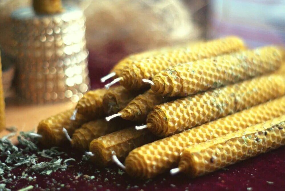 Свечи декоративные большие восковые. Декоративные свечи из пчелиного воска. Свечи из пчелиного воска. Пчелиная свечка. Пчелиная свечка.