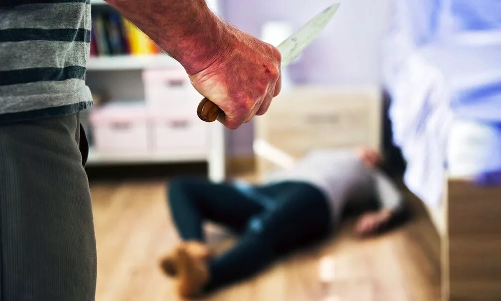 Картинка убитого. Сиулэт на красным фоне. Тень человека с пистолетом. Девушка стреляет в парня. Картинка убитого.