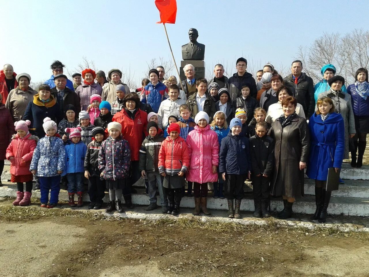 Бронзовый бюст дважды героя советского союза н. Горюшкина. Гостиница село борское самарская область. Борское самарская улицы. Село гвардейцы борского.