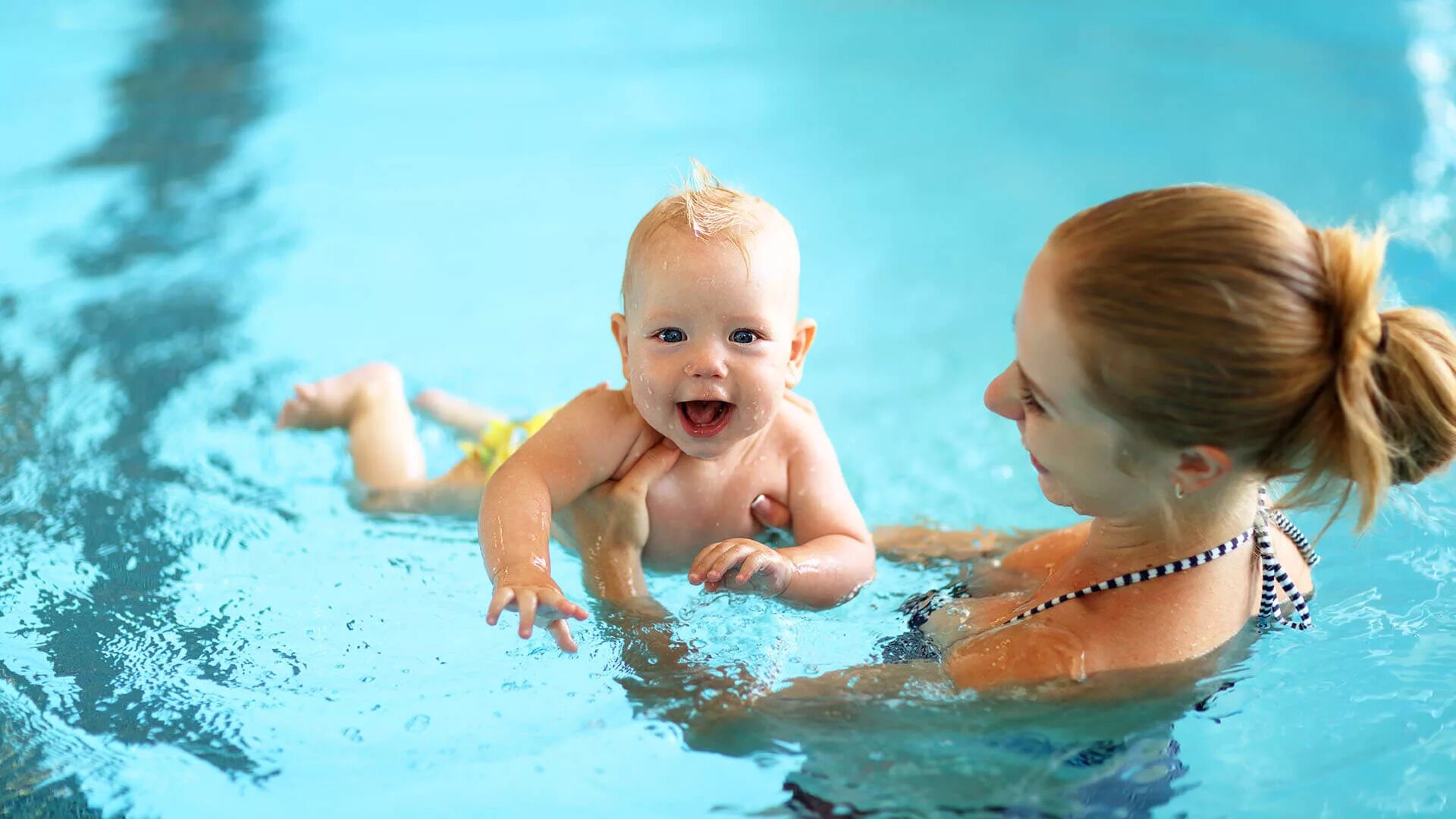 The children are swimming. Грудничковое плавание Aqua Baby. Дети в бассейне. Маленький бассейн для детей. Младенец в бассейне.