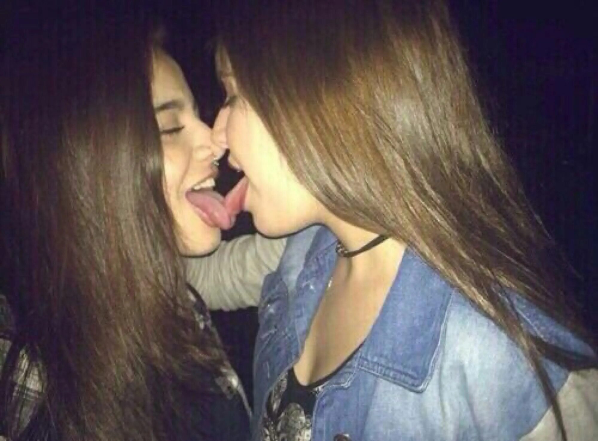 Lesbian 13. Поцелуй двух девушек. Сочный поцелуй девушек. Девушка целует. Девочки друг с другом.