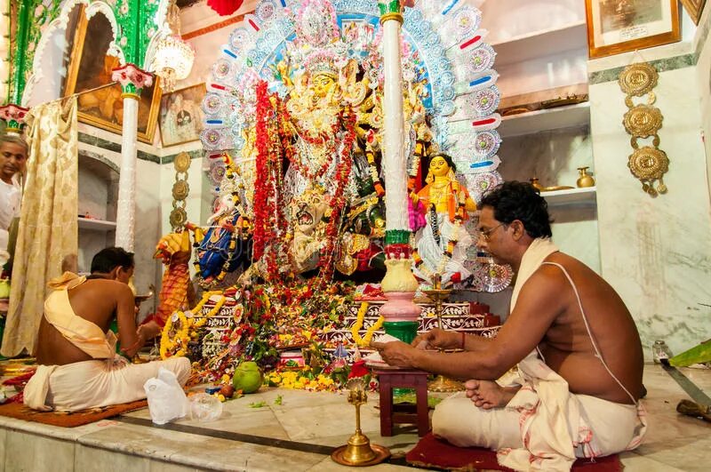 Паломничество в индуизме. Пенсионеры индии фото. Буддисты молятся. Индусы молятся. Индусы молятся.