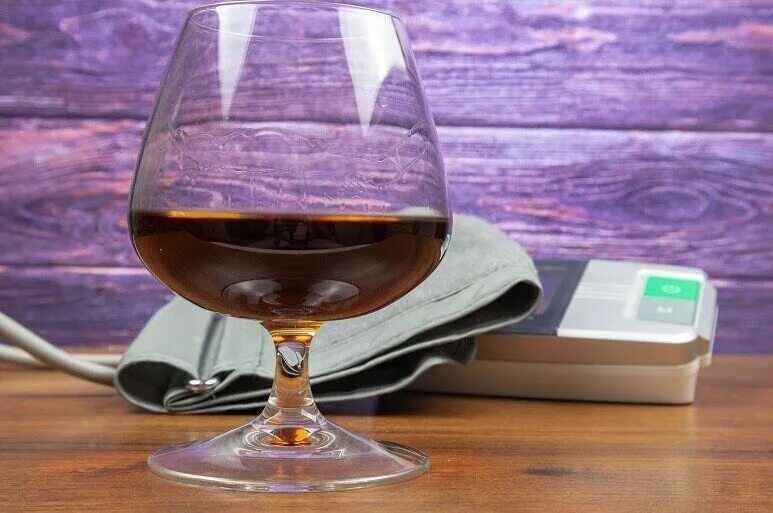 Давление смешные картинки. Алкогольные напитки повышающие давление. Алкоголь и артериальное давление. Бокал коньяка на столе. Как алкоголь влияет на кровь давление.