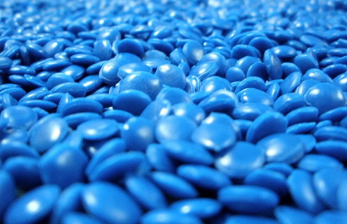 пластичные полимеры. реактопластыпласты полимеры. гранулы полиэтилена. июнь полимер. полимеры пластмассы.