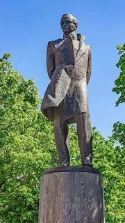 Где установлен памятник лермонтову