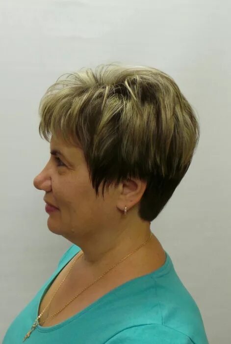 стрижка на дому. стрижка каре домашнее. стрижка на дому москва. организация рабочего места постижера. красивая девушка в парикмахерской.