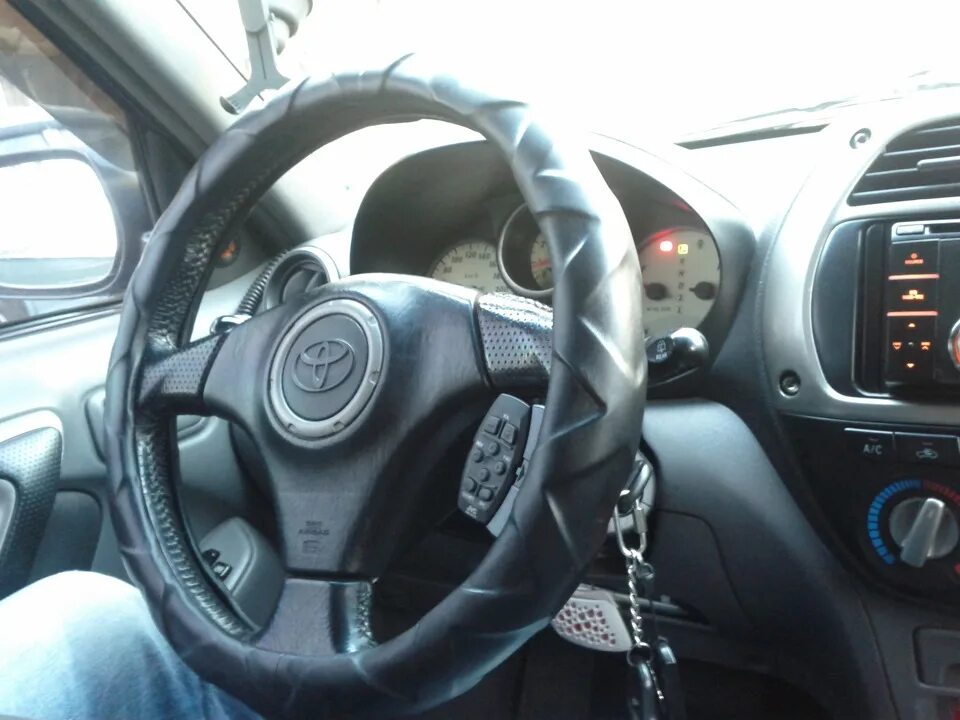 руль тойота рав 4 2004. руль toyota rav4. оплетка на руль рав 4. руль тойота с типтроником. руль рав 4 2011.