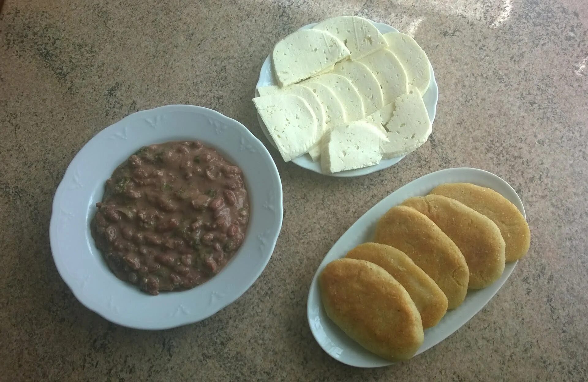 Мчади грузинские. Чурек осетинский. Мчади из кукурузной муки. Мчади из кукурузной муки. Грузинская кукурузная мука.