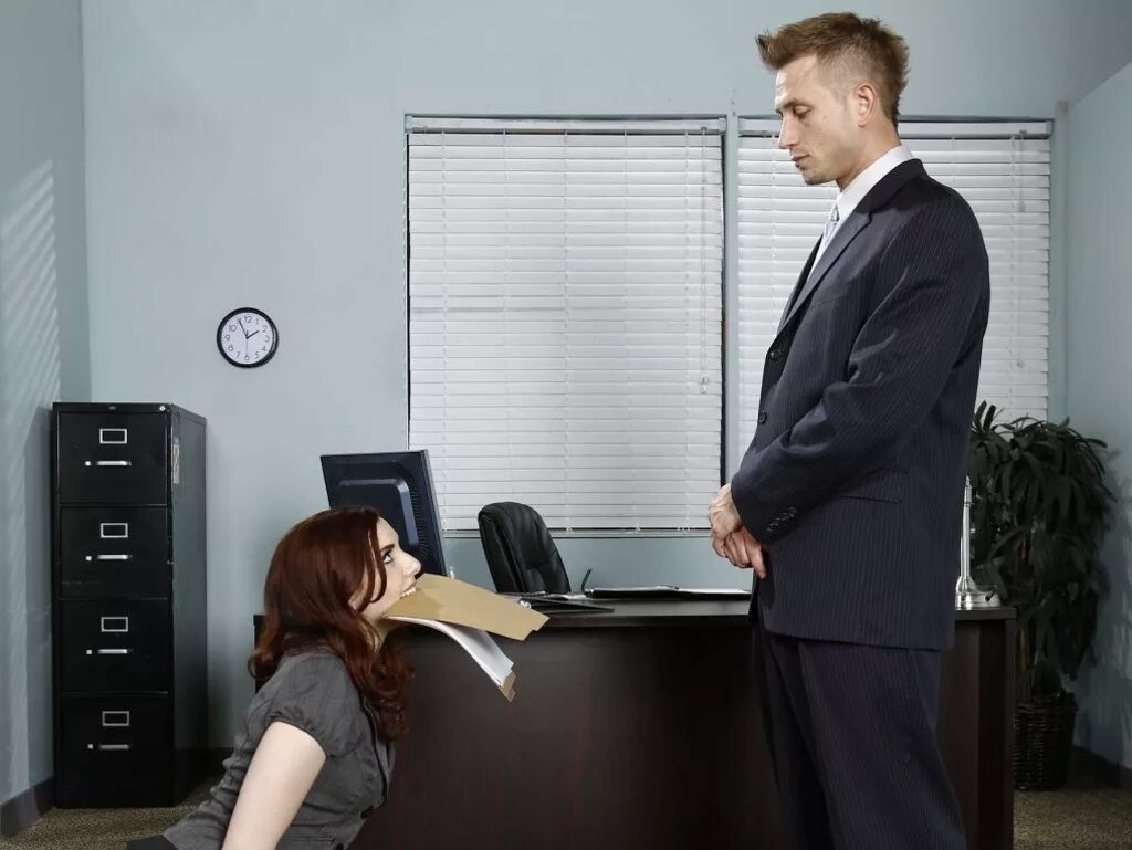 Босс молокосос тина. Ребенок бизнесмен. Несовершеннолетние работники. Фотосессия ребенка босс. Болит спина.