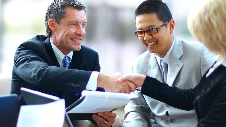 Китайские работники в офисе. Деловой китаец. Китайские предприниматели. 2 человека китай работа. Работа в китайской компании.