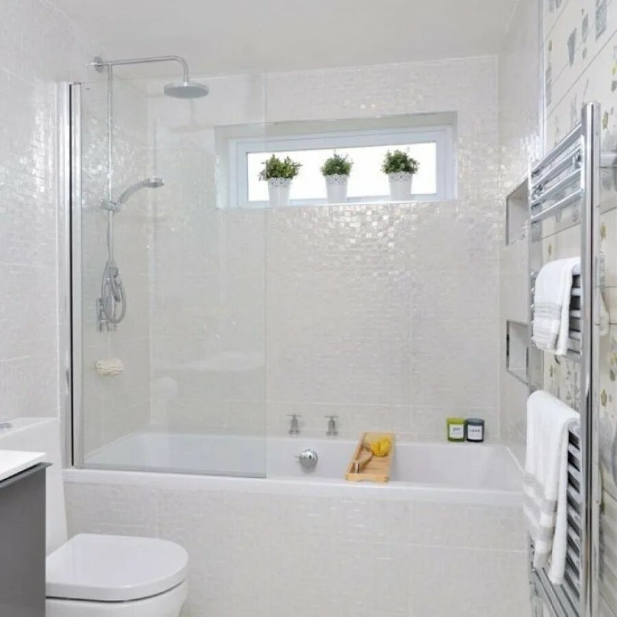Плитка ванной комнате хрущевки. Плитка в маленькую ванную. Плитка в маленькой ванной. Маленькая белая ванная комната. Маленькая ванная с белой плиткой.