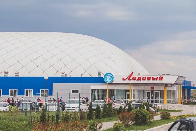 Ледовый каток липецк звездный. Каток на нлмк липецк. Дворец спорта звездный каток. Ледовый дворец липецк. Ледовый дворец липецк сырский.
