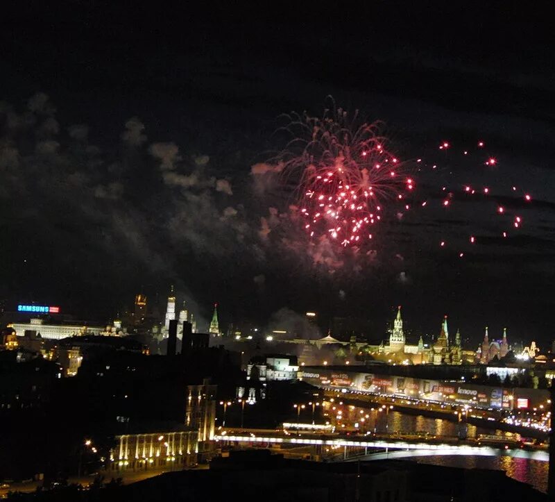 Салют из Москва Сити. Москва Сити вид на салют. Салют в полночь. Фейерверк над Москвой Сити. Ли салют в москве