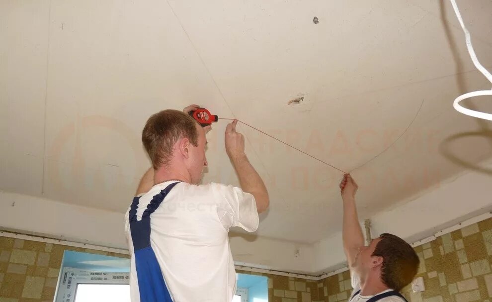 Ли потолок. Натянутые потолки в комнате. Очередность ремонт потолка. Монтаж натяжного потолка в ванной. Ли потолок.