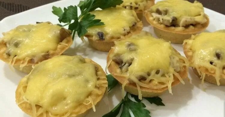 Тарталетки с курицей и грибами без запекания. Тарталетки с шампиньонами и сыром. тарталетки грибные и с курицей. тарталетки с шампиньонами и курицей. куриные тарталетки с грибами и сыром.