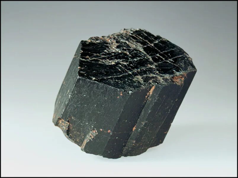 пироксен авгит. авгит минерал необработанный. авгит минерал кристалл. авгит в базальте. излом авгита.