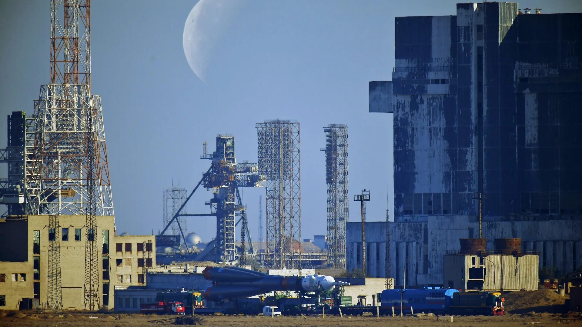 Космодром байконур. Комплекс Байтерек на Байконуре. Космодром Байконур Байтерек. Площадка 110 космодрома Байконур. Космический ракетный комплекс «Байтерек».