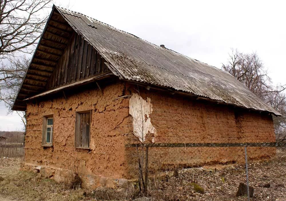 Глинобитные (саманные) мазанки. Саманный дом в России. Саманная хата деревня. Глинобитный дом. Саманная хата