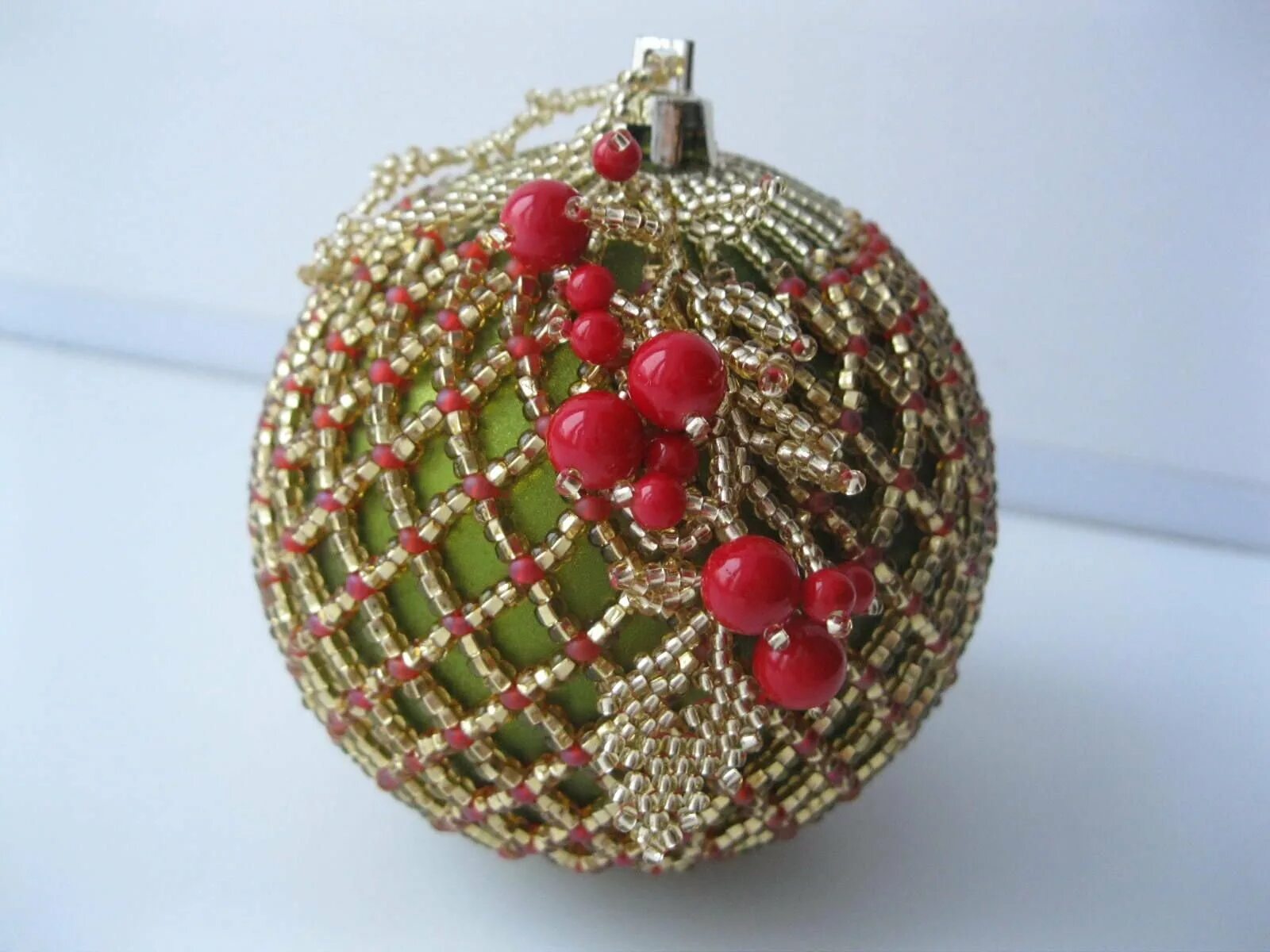 Новогодние игрушки из бисера. Елочный шар из бисера своими руками. Елочные игрушки из бисера. Елочные шары из бисера. Новогодние шары.