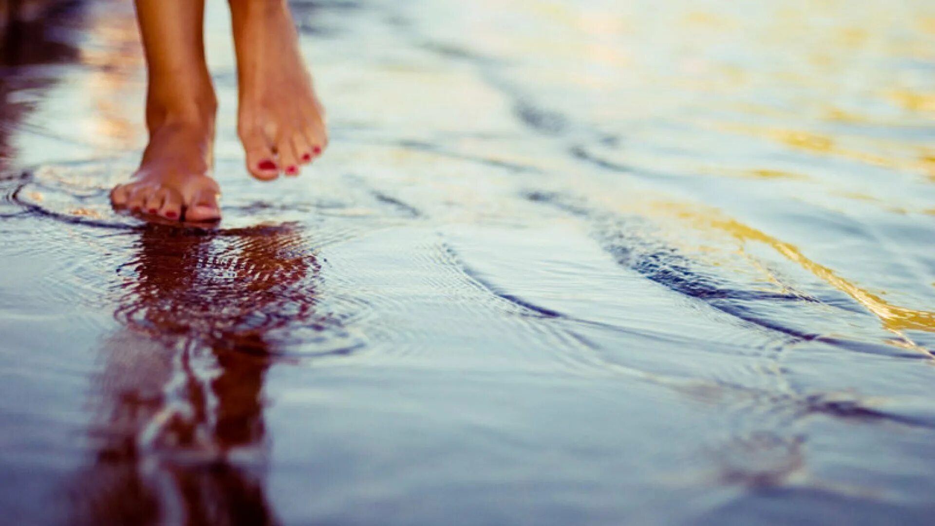 Грустью море не вычерпаешь. Ноги по воде. Босые ноги в воде. Ноги в луже. Маленькими шагами к счастью.