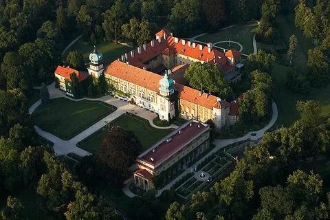 При посещении охотничьего замка туристам