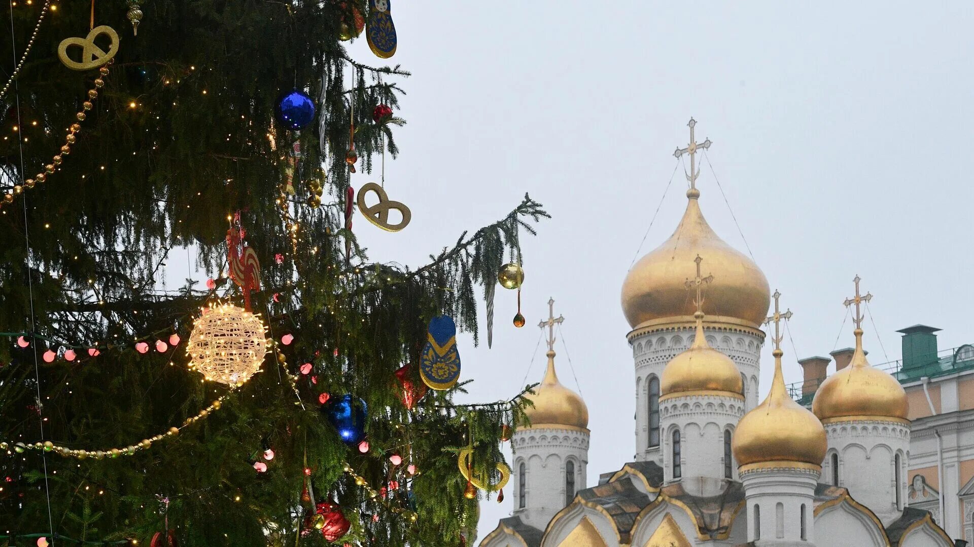 Елка в церкви. Новогодняя ель на Соборной площади. Рождественская елка в церкви. Церковь елка новый год.