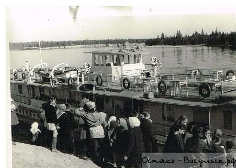Пароход рассвет серый. Теплоход белый беленький. Пароход белый черный дым над трубой. Остяко вогульск катера. Речной пассажирский колесный пароход пр 737а красноярск.