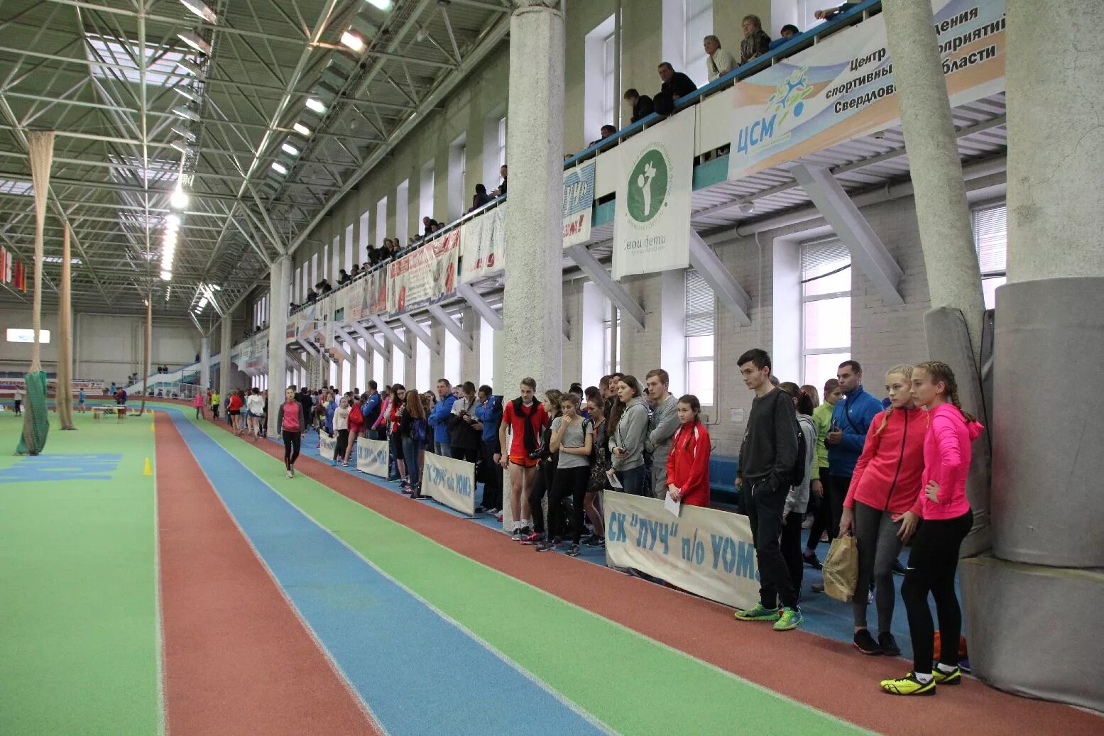 Сайт луч екатеринбург. Луч Екатеринбург спортивный комплекс. Спорткомплекс Луч Екатеринбург Ткачей 11. Манеж Луч Екатеринбург. Легкоатлетический манеж Луч.