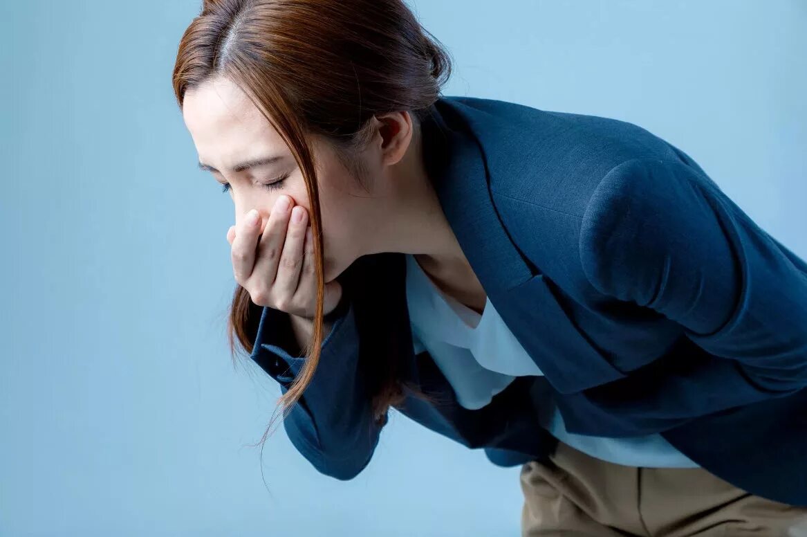 Девочка рыгает в унитаз. Плохо тошнит девушке. Плохо тошнит девушке. Рвота у женщин. Девочка рыгает в унитаз.