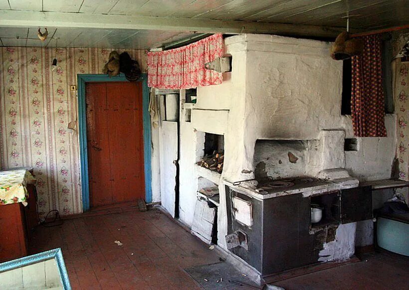 Купим печка деревни. Печь в деревенском доме. Комната с печкой в деревенском доме. Старый деревенский дом внутри. Старая печь в доме.