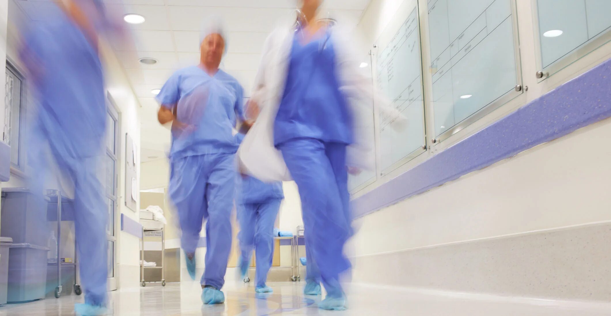 A Running nurse. Фото болнице где много людей. Врач сбегать