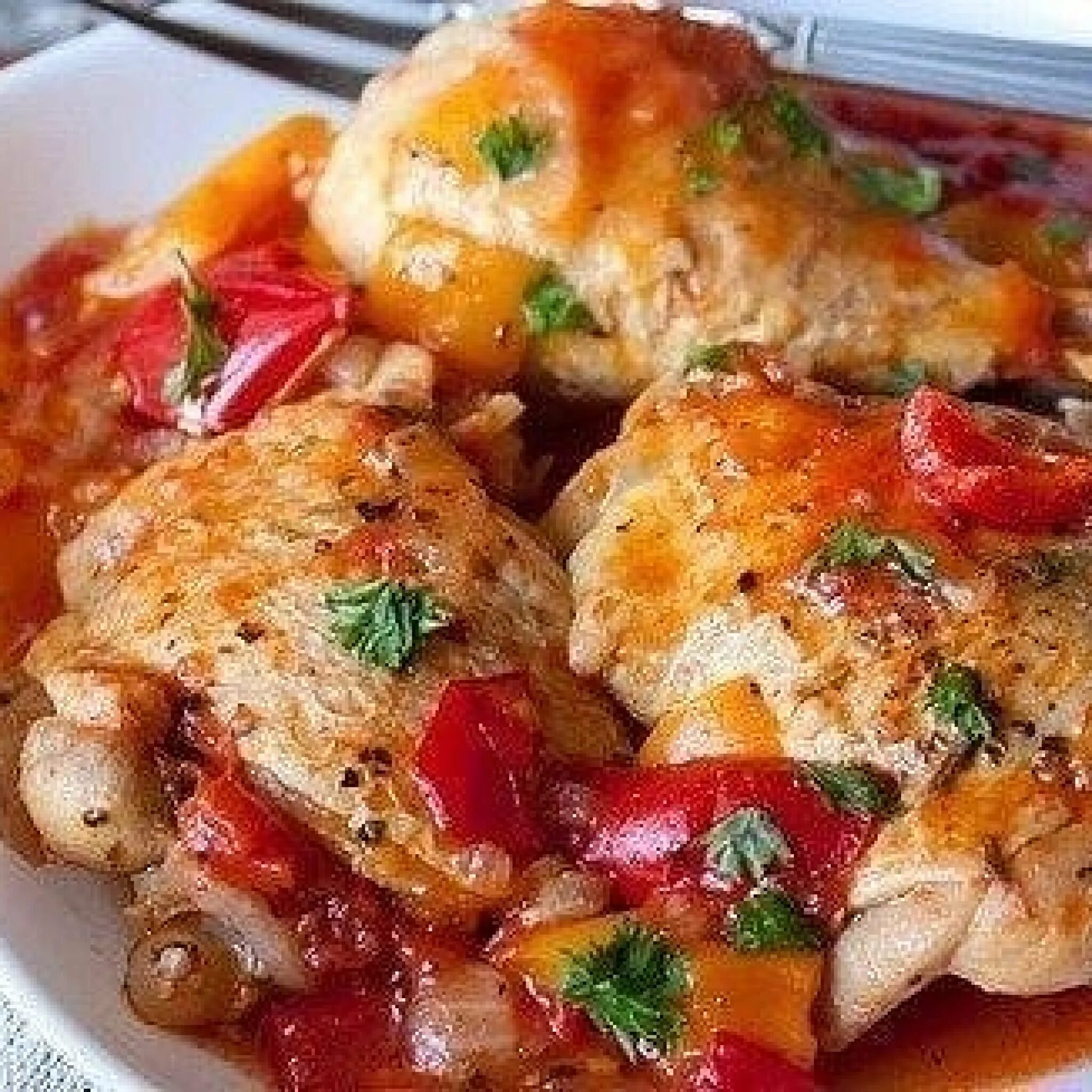 Курица с луком и томатной пастой. Курочка чахохбили. Чахохбили куриное. Курица с овощами. Курица с болгарским перцем.